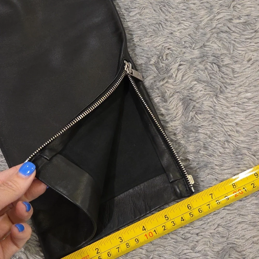 Buttery Soft Michael Kors Italy Cropped Leather Pants w/ Zipper Details Size 6!